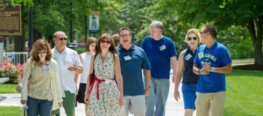 Group of «Ӱҵ alumni walking on campus
